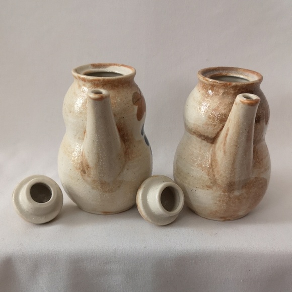 Pair of Two Studio Art Pottery Oil Pouring Jars with Lids and Matching Patterns - Picture 3 of 5